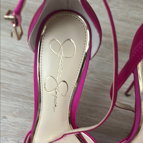 Size 9.5 - never worn Jessica Simpson Pink Feathered Women's Heels - Picture 3 of 7